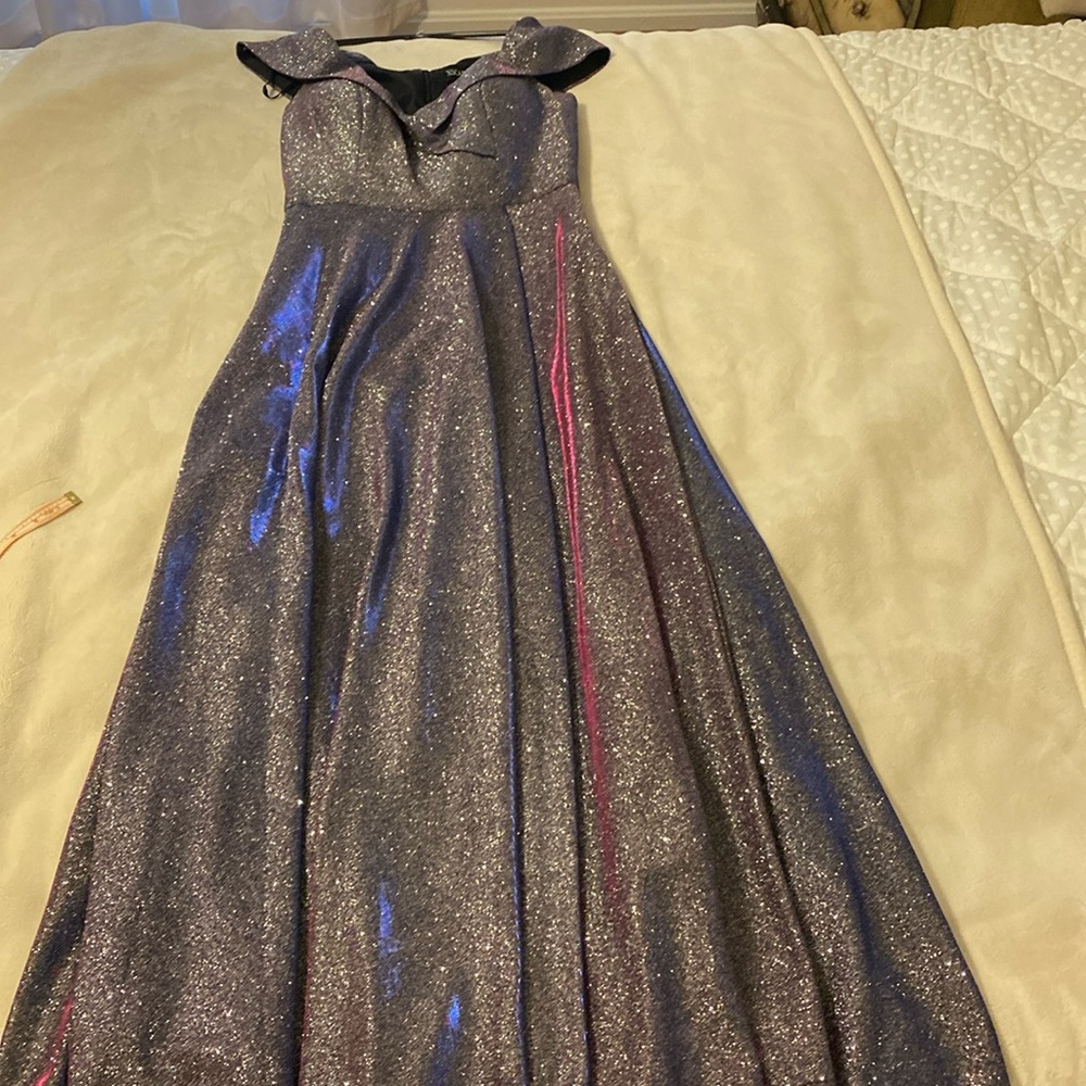 Woman’s XSCAPE gown color changing fits size 6